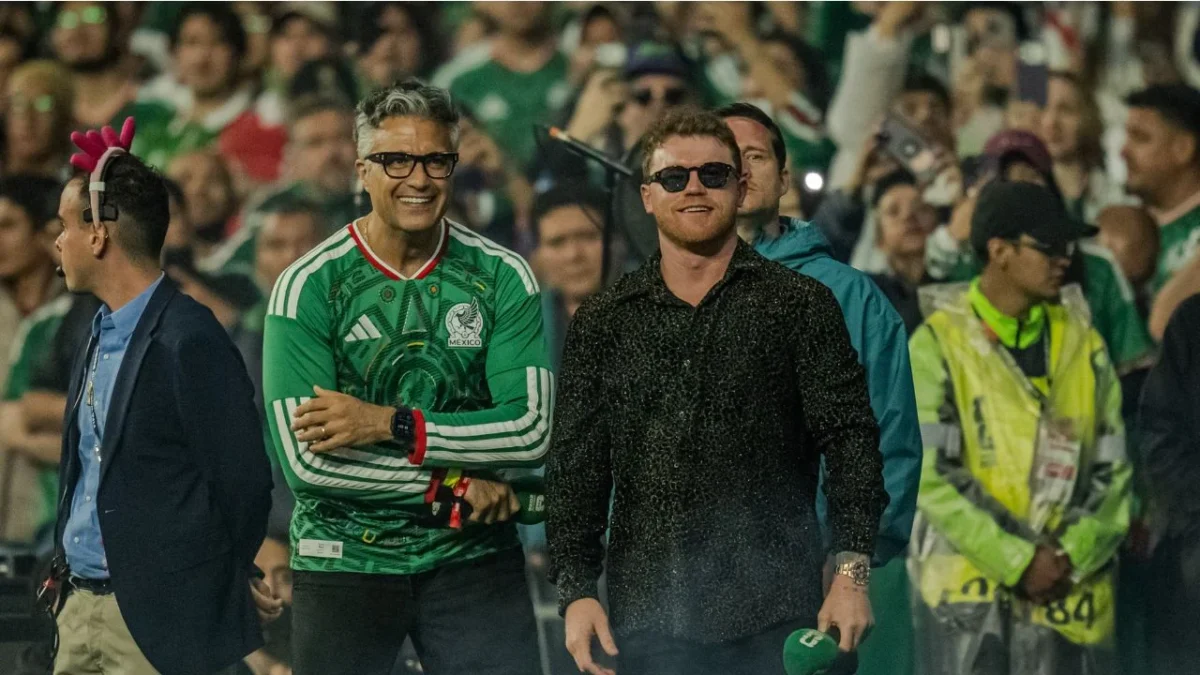 En medio de la euforia, Saúl El Canelo Álvarez y Jaime Camil salieron al campo acompañados de un séquito de músicos para presentar a Maná.