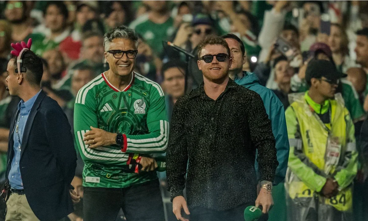 En medio de la euforia, Saúl El Canelo Álvarez y Jaime Camil salieron al campo acompañados de un séquito de músicos para presentar a Maná.