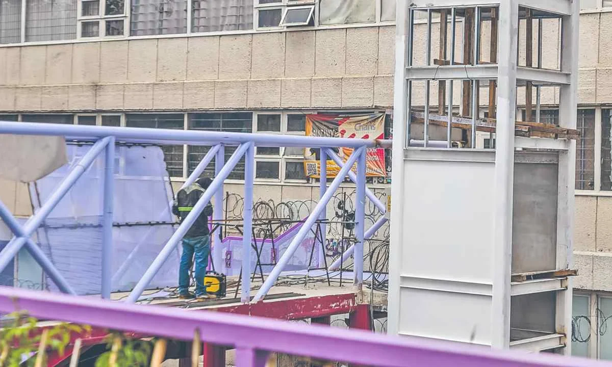 Fallas. Los trabajos sobre la calzada de Tlalpan continúan y los obreros aseguran que aún no hay fecha de conclusión.