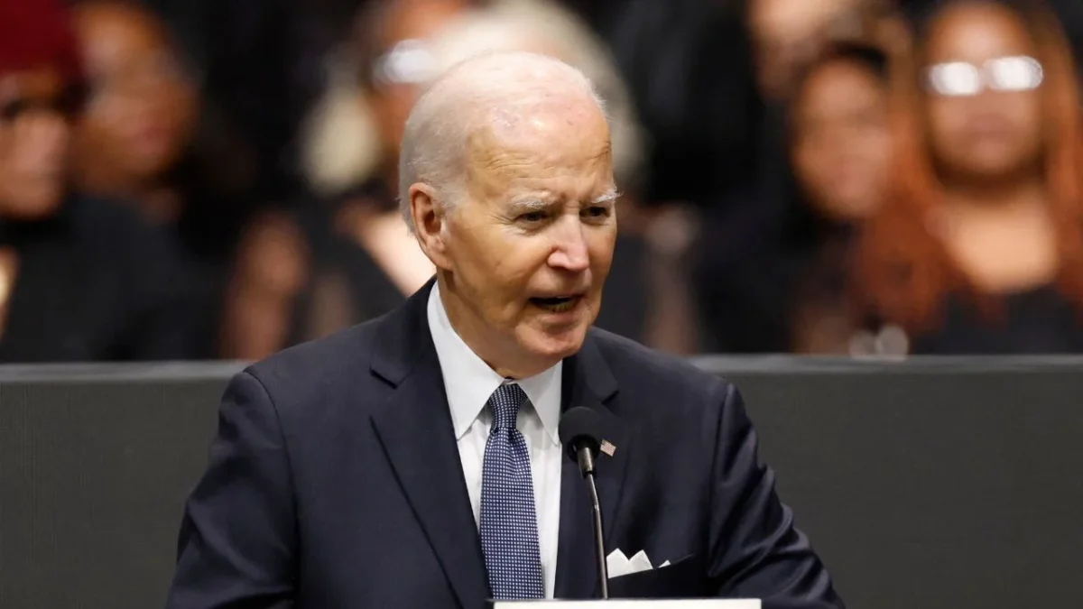 Biden anuncia libro de memorias y asegura que el tratamiento contra el cáncer va "realmente bien"