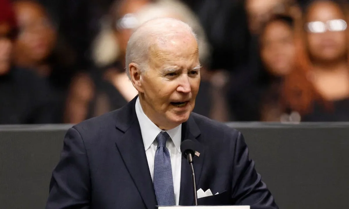 Biden anuncia libro de memorias y asegura que el tratamiento contra el cáncer va "realmente bien"