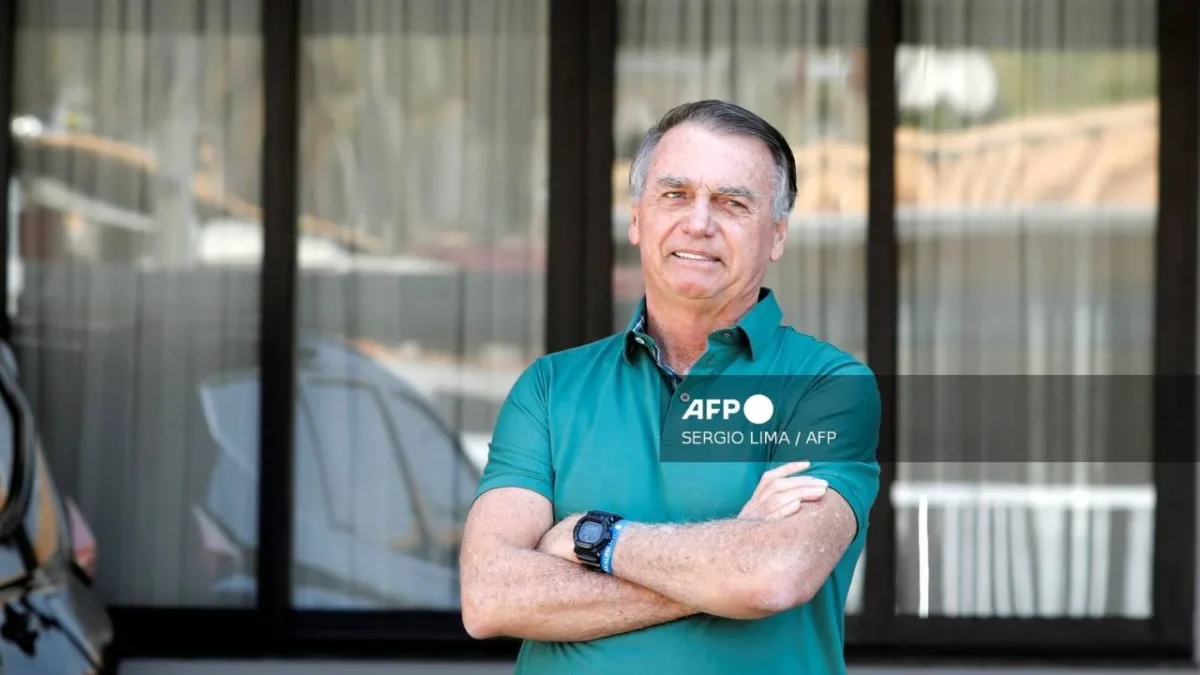El juez Alexandre de Moraes extendió la medida al reconocer que Jair Bolsonaro muestra una mejoría clínica de la neumonía y otros malestares.