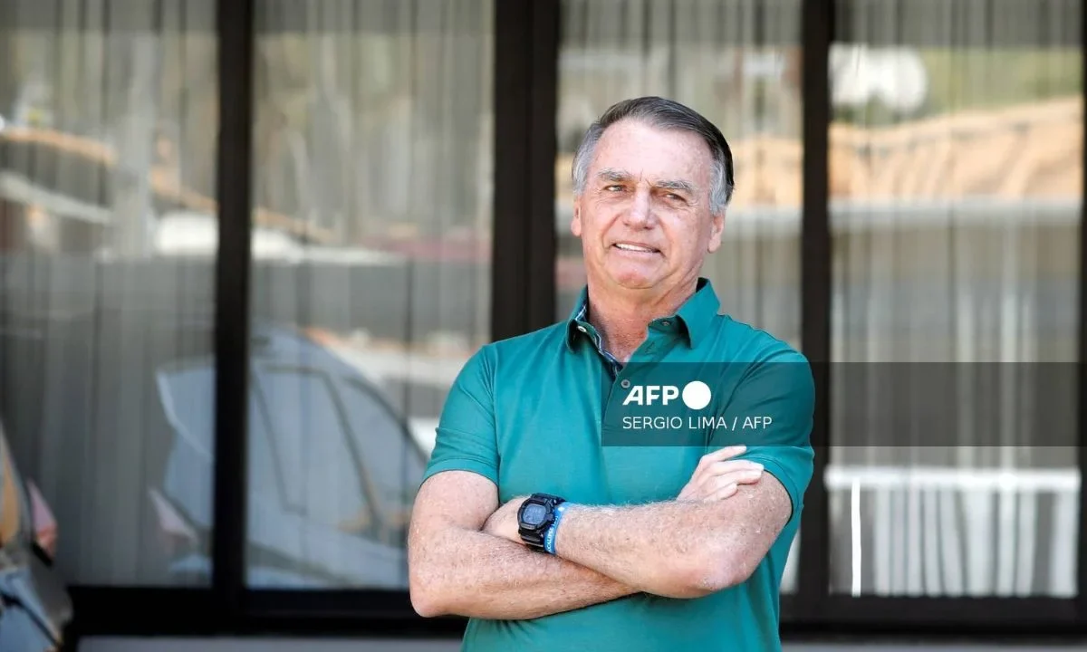 El juez Alexandre de Moraes extendió la medida al reconocer que Jair Bolsonaro muestra una mejoría clínica de la neumonía y otros malestares.