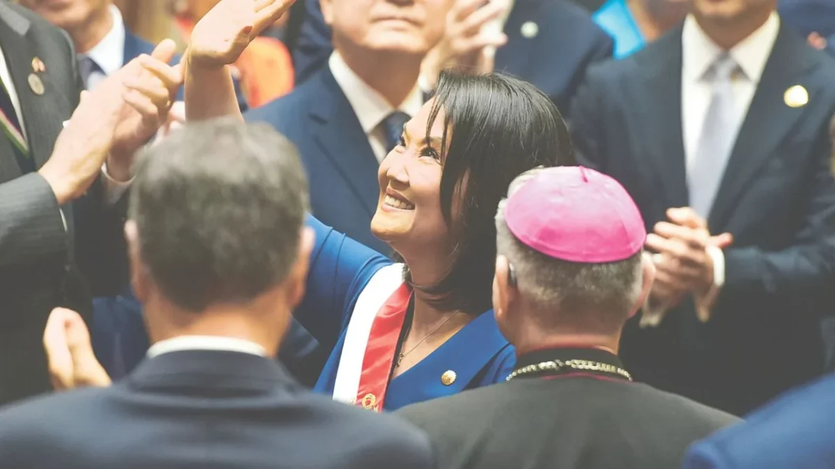 Desde Lima, Keiko Fujimori juró como presidenta de Perú con la promesa de sacar a los militares a combatir el crimen.