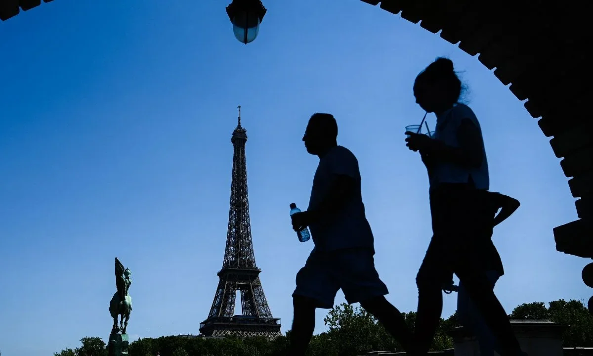 La Torre Eiffel y otros emblemáticos sitios de París adelantaron su cierre por las altas temperaturas, mientras gran parte de Francia enfrenta una alerta roja por la ola de calor
