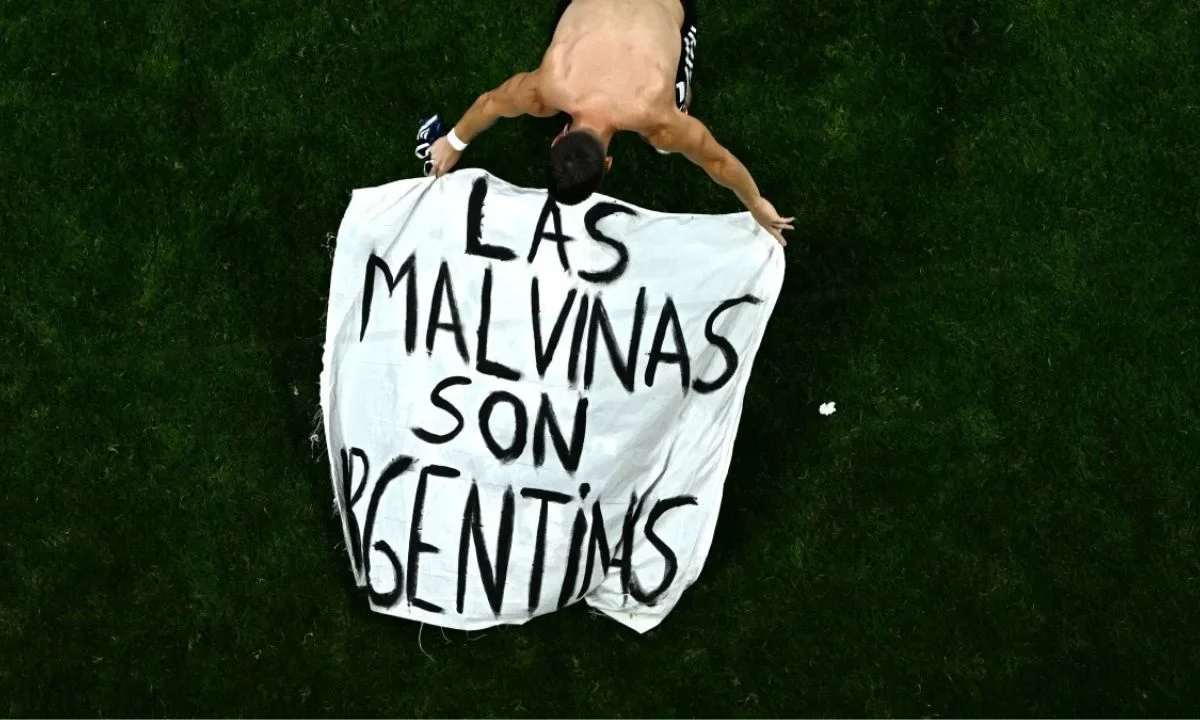 Futbolistas albicelestes festejaron el triunfo ante Inglaterra en el Mundial 2026 y desplegaron una manta: ‘las Malvinas son argentinas’.