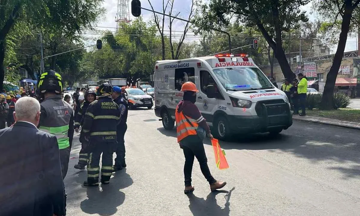 La Fiscalía de la CDMX dio detalles de la caída de una estructura en inmediaciones de sus oficinas; mencionan que tres personas fueron atendidas.