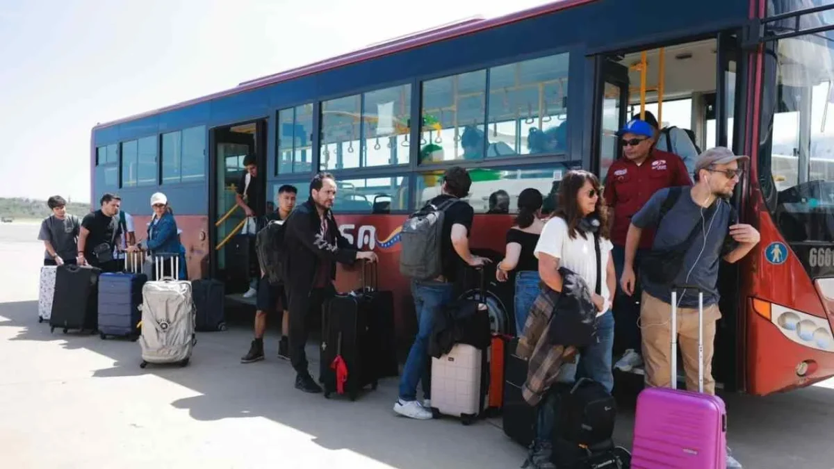 Llegan 29 mexicanos procedentes de Venezuela tras terremoto.