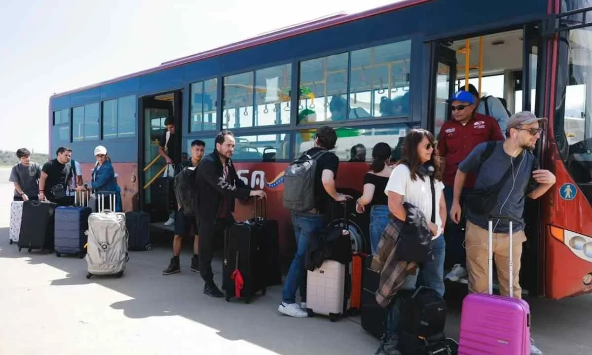 Llegan 29 mexicanos procedentes de Venezuela tras terremoto.
