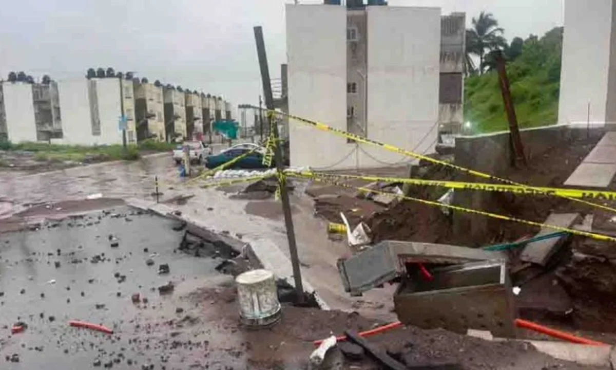 Fuertes lluvias que se registraron en la noche del martes y madrugada de este miércoles dañaron Viviendas para el Bienestar en Veracruz.