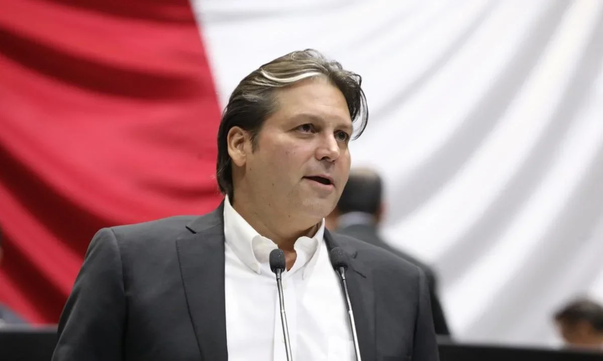 La iniciativa de Mario Zamora sanciona a quien 'cobra sin trabajar' y servidores públicos que autoricen, validen, procesen o mantengan plazas.