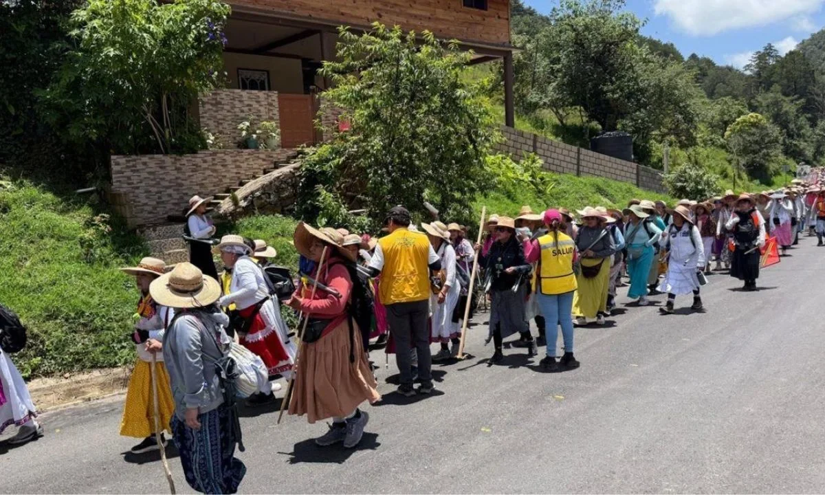 Peregrinos de Querétaro caminan hacia la Basílica de Guadalupe sin contratiempos durante su paso por la Sierra Gorda.