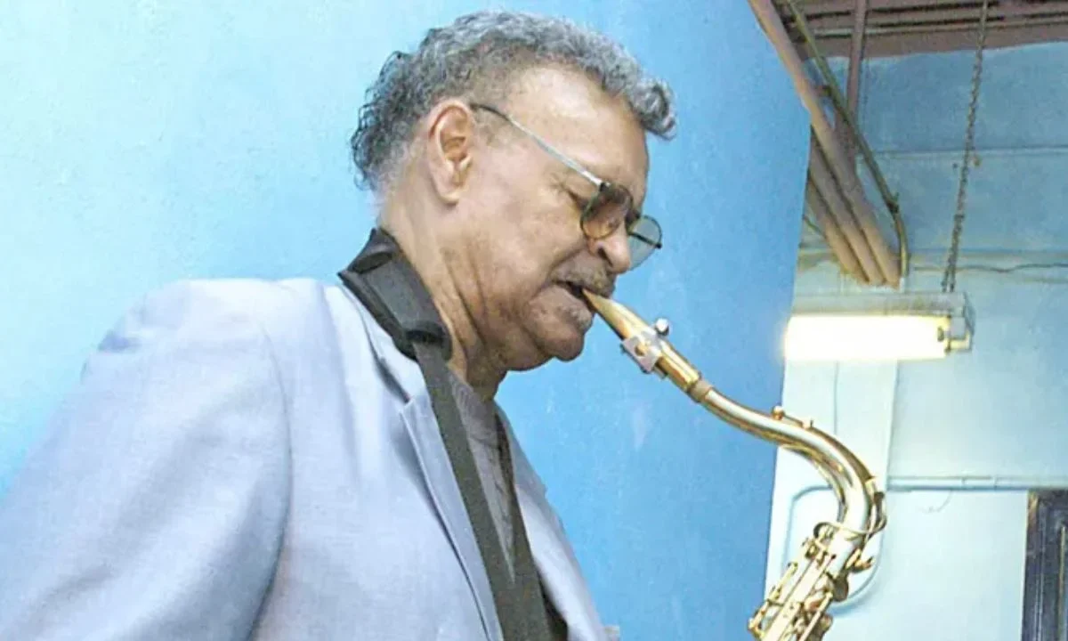 El músico de jazz Plas Johnson, intérprete del famoso solo de saxofón del tema de 'La Pantera Rosa' y ganador del Grammy, murió.