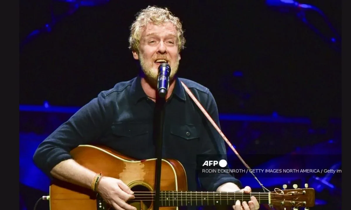 Glen Hansard murió este 29 de julio a los 56 años por un accidente mientras manejaba una motocicleta, informó la agencia ATC Management.
