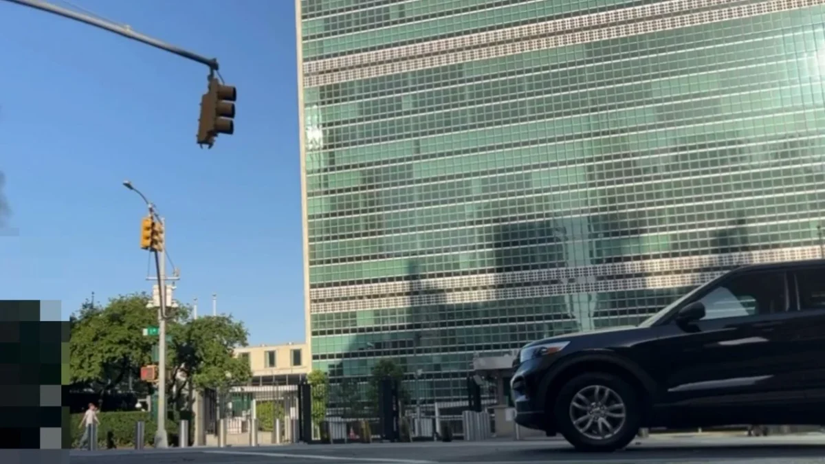 Un hombre se prendió fuego y murió frente a la sede de la Organización de las Naciones Unidas (ONU) en Nueva York, informó la policía. 