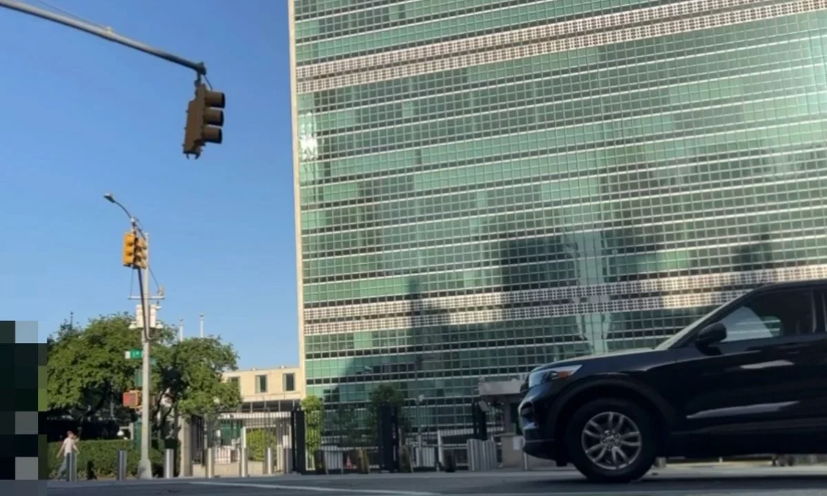Un hombre se prendió fuego y murió frente a la sede de la Organización de las Naciones Unidas (ONU) en Nueva York, informó la policía. 