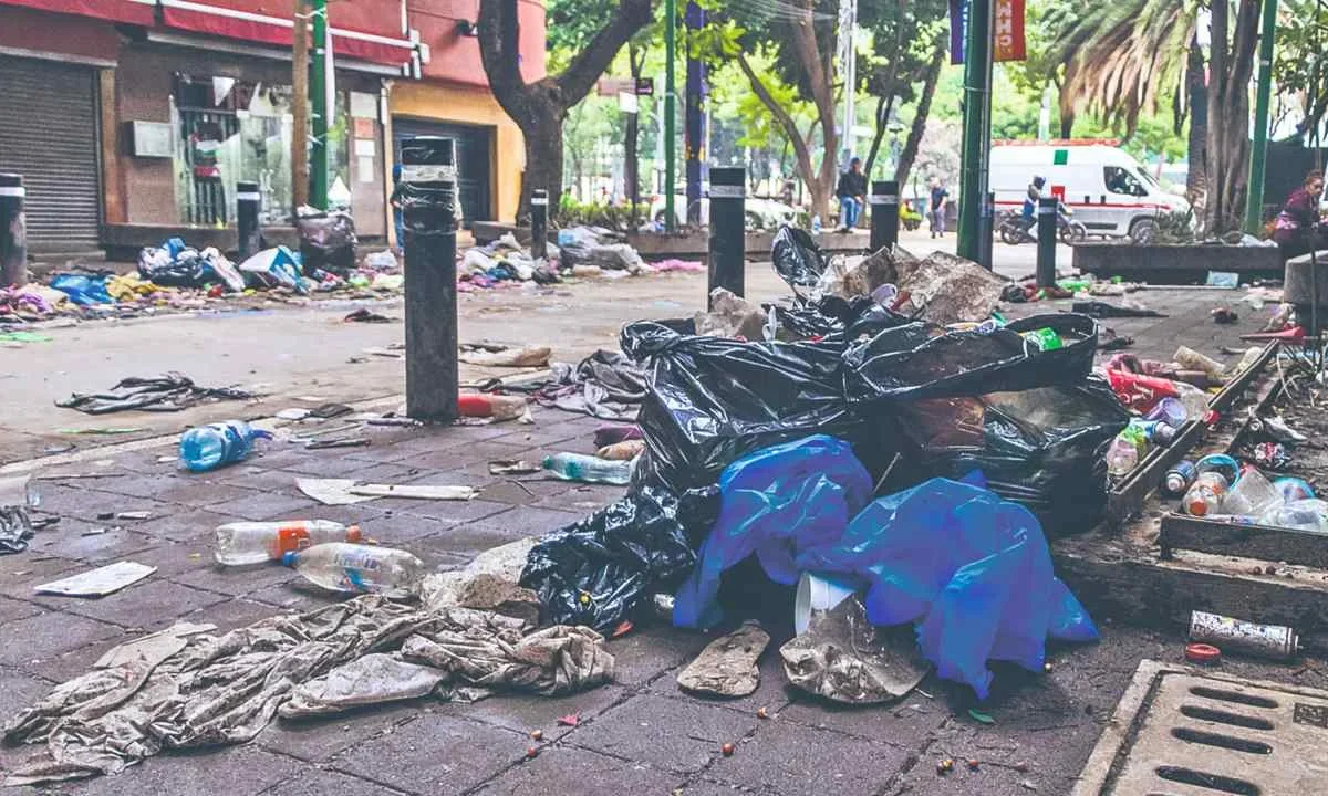 Historia. Tras los festejos y actividades de la Copa FIFA, fue común ver los montones de basura en las calles que dejaron los aficionados.