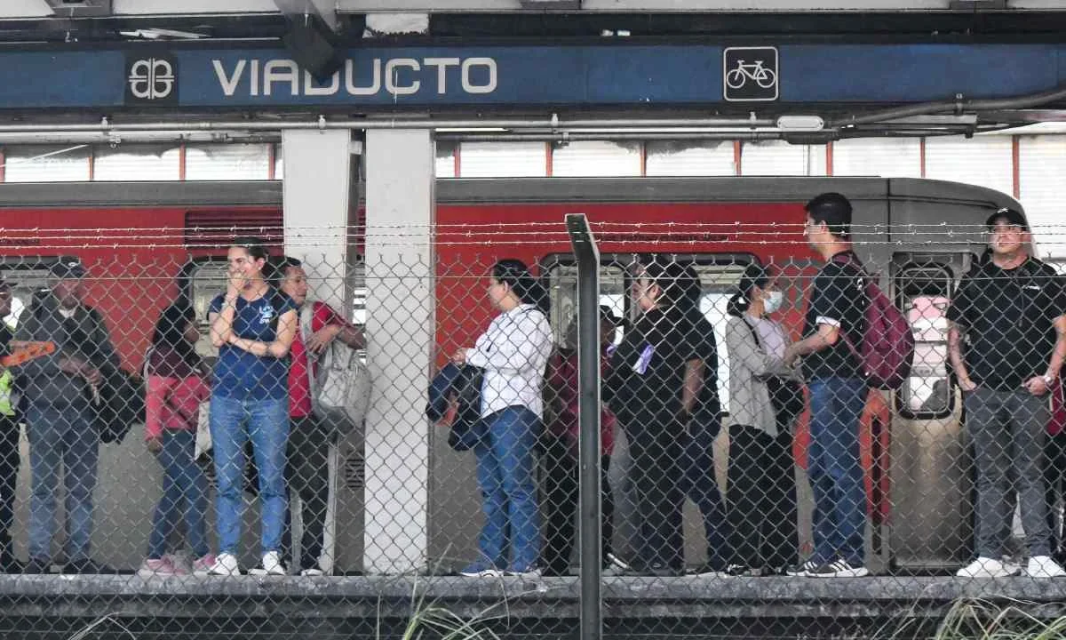 El Metro CDMX informó que nueve líneas presentan marcha lenta por las intensas lluvias que azotan la capital del país.
