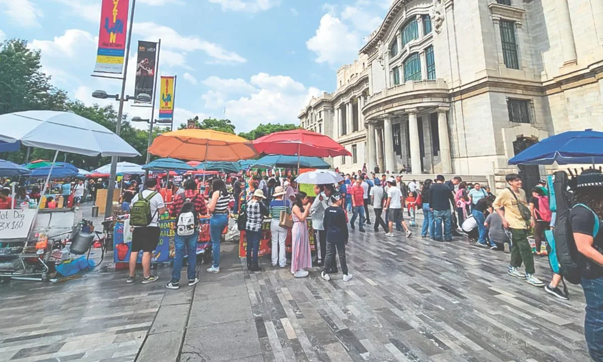 A casi dos meses del anuncio de acciones para ordenar la zona de la Alameda Central, continúa la instalación del comercio ambulante.
