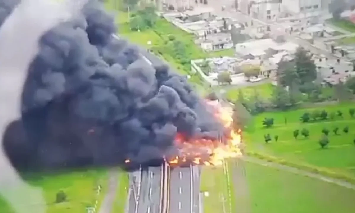 Una pipa con combustible volcó y explotó sobre la carretera México-Veracruz a la altura del municipio de Hueyotlipan, en Tlaxcala.