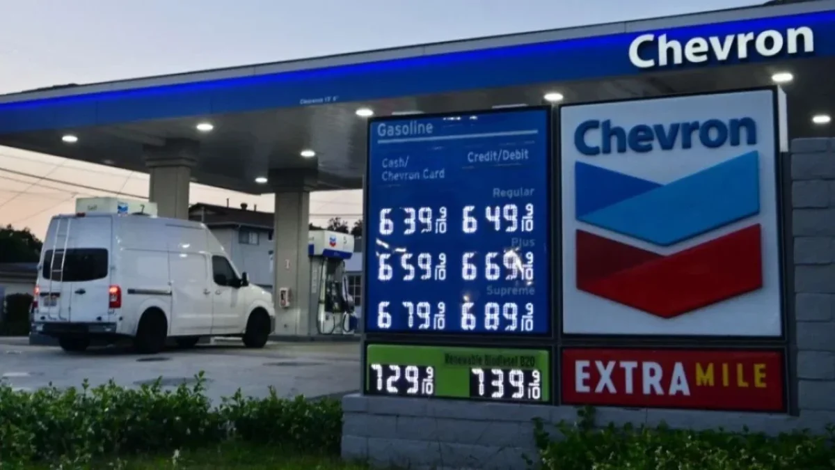 El precio del petróleo inició la semana con fuertes pérdidas, cayó más de 5% por expectativa de tregua entre Estados Unidos e Irán.