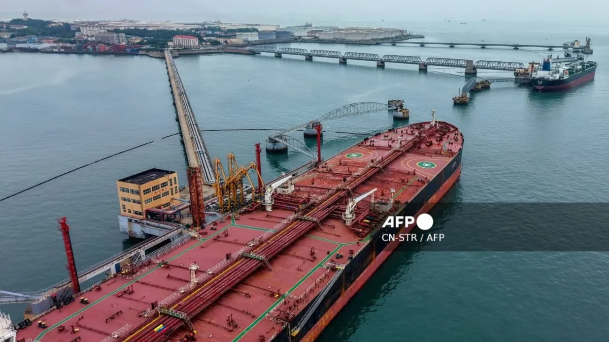 El precio del petróleo registró fuertes caídas este lunes 27 de julio, luego de que disminuyeran las tensiones entre Estados Unidos e Irán.