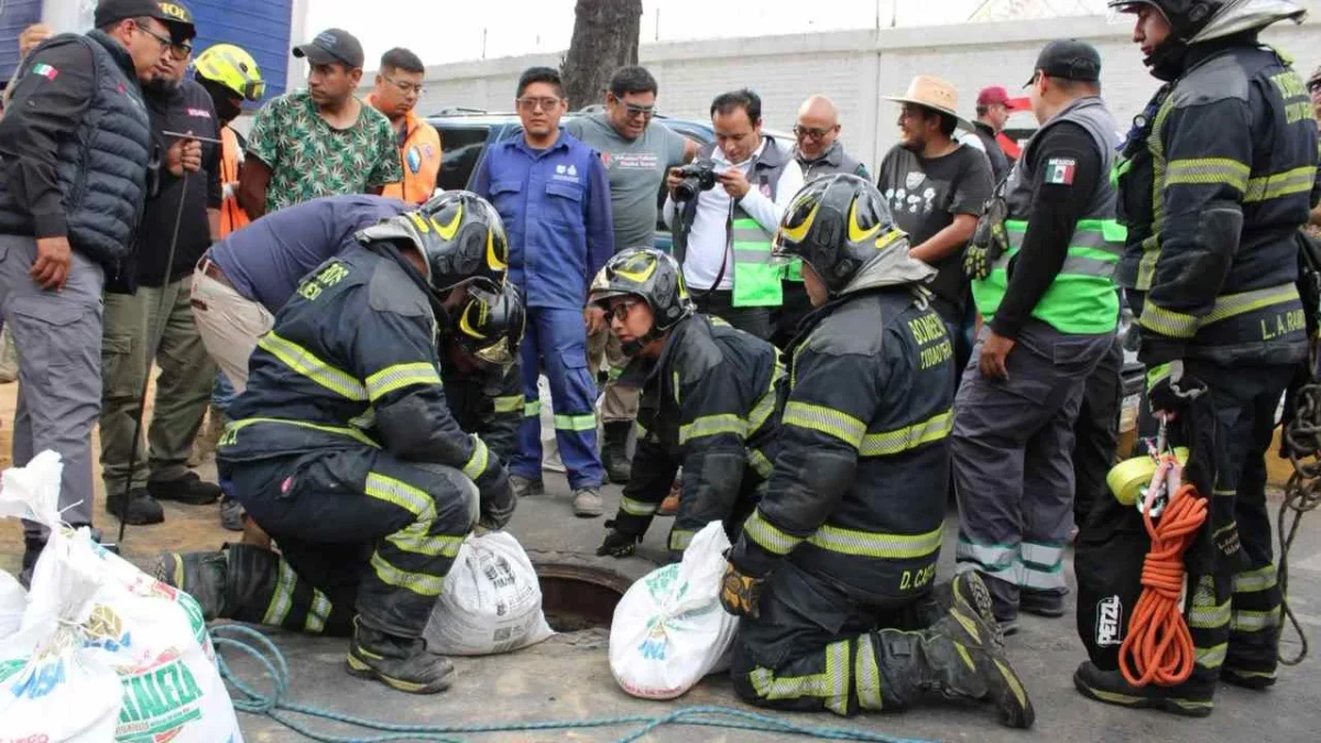 Realizan desazolve en la red de drenaje en Iztacalco tras reporte de olor a hidrocarburo en la colonia Granjas México.