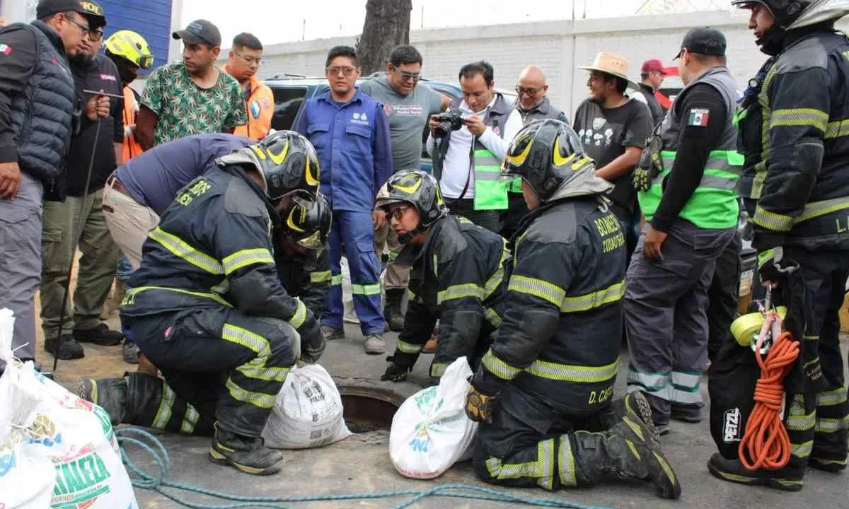 Realizan desazolve en la red de drenaje en Iztacalco tras reporte de olor a hidrocarburo en la colonia Granjas México.