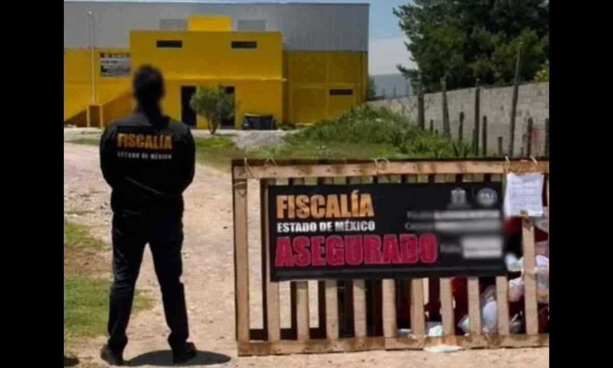 Autoridades mexiquenses recuperan mercancía de camión robado en límites de Hidalgo y Edomex.