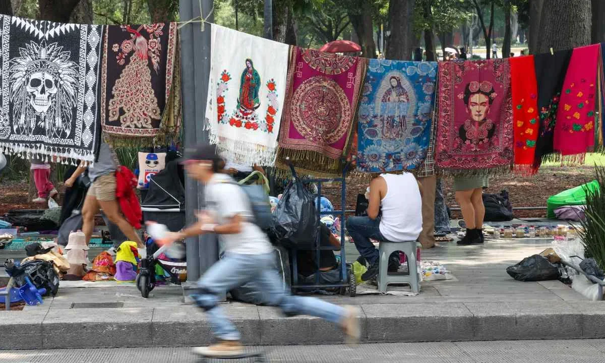 La Segob CDMX refuerza operativos contra comercio ambulante en Alameda Central.