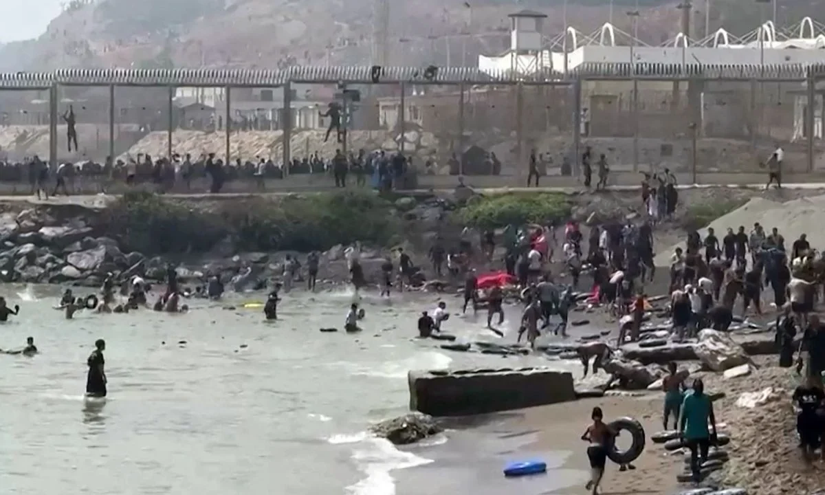 Luego de la migración masiva de marroquíes a Ceuta, España, se han reportado 15 personas muertas al parecer por ahogamiento.