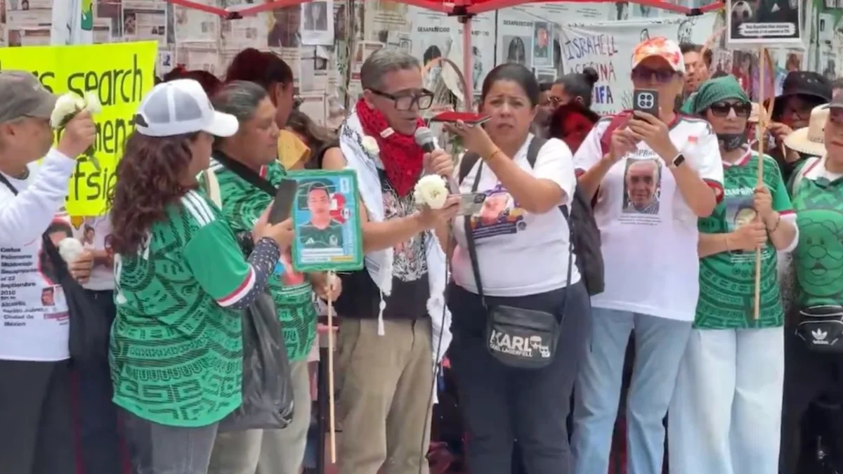 Rubén Albarrán cantó una versión alterada de Cielito Lindo como referencia a la labor de las madres buscadoras que buscan levantar la voz.