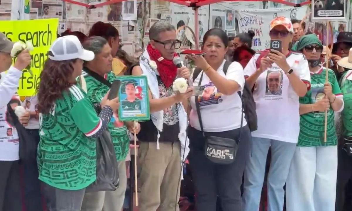 Rubén Albarrán cantó una versión alterada de Cielito Lindo como referencia a la labor de las madres buscadoras que buscan levantar la voz.