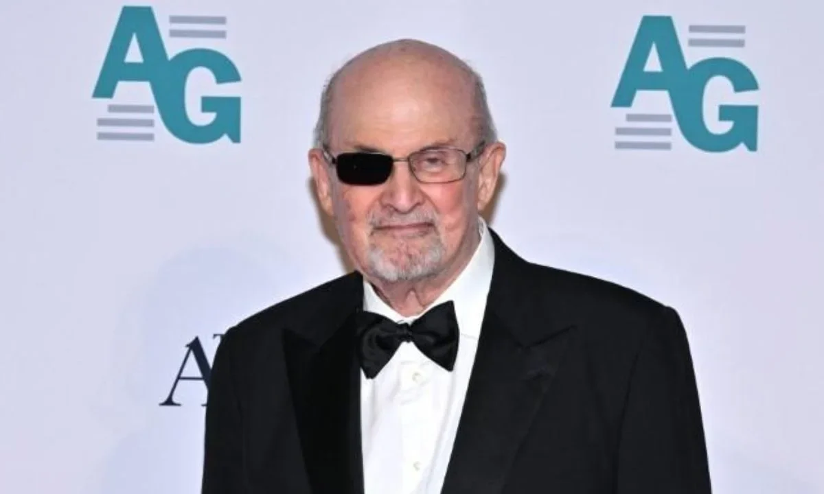 El escritor Salman Rushdie declaró en un nuevo juicio, por terrorismo, contra el hombre que lo apuñaló en un centro cultural de Nueva York.