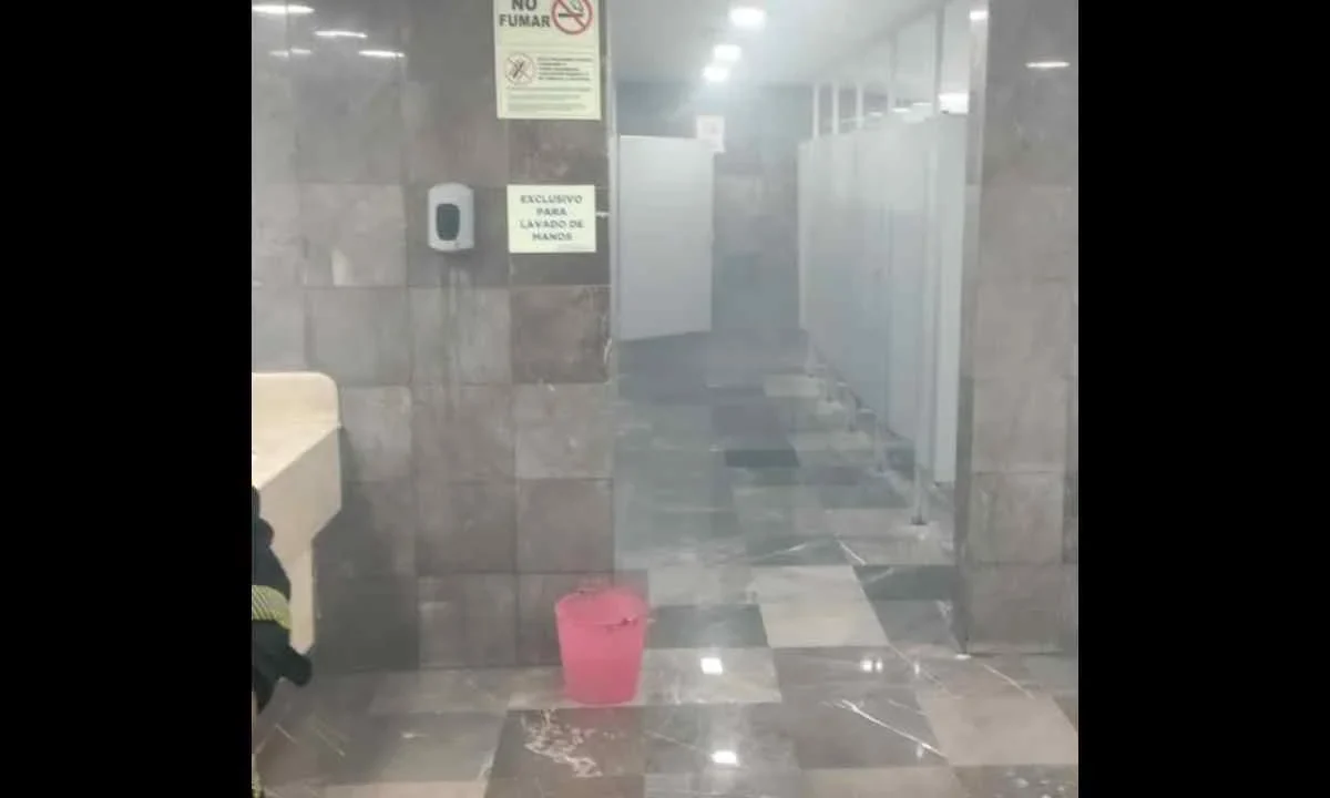 La tarde de este jueves se registró un conato de incendio en una plaza comercial Cuauhtémoc, ubicada en la colonia Roma Norte.