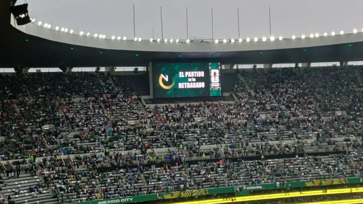 Las pantallas del Estadio Ciudad de México informaron que el partido contra Inglaterra comenzará una hora más tarde de lo estipulado.