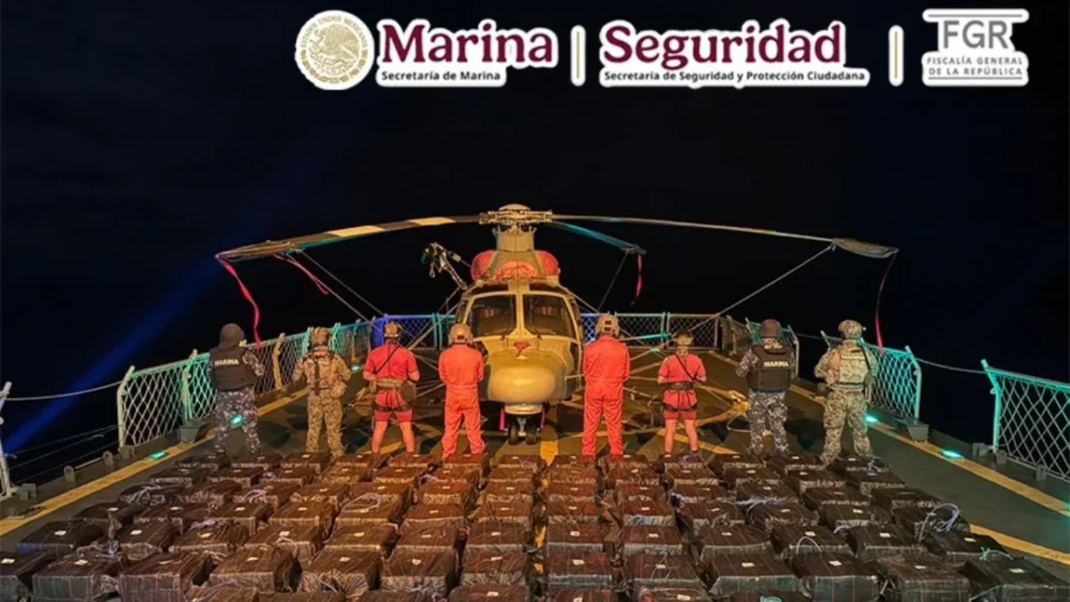 Semar detectó dos embarcaciones de las que obtuvo el aseguramiento de presunta cocaína, gasolina preparada y detuvo a dos personas.