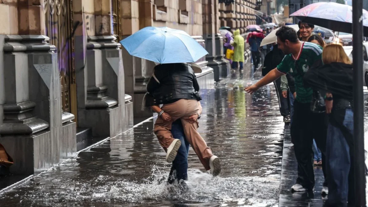 La SGIRPC activó alerta amarilla y naranja por lluvia en todas las alcaldías de CDMX donde ya se presentaron caída de árboles e inundaciones.