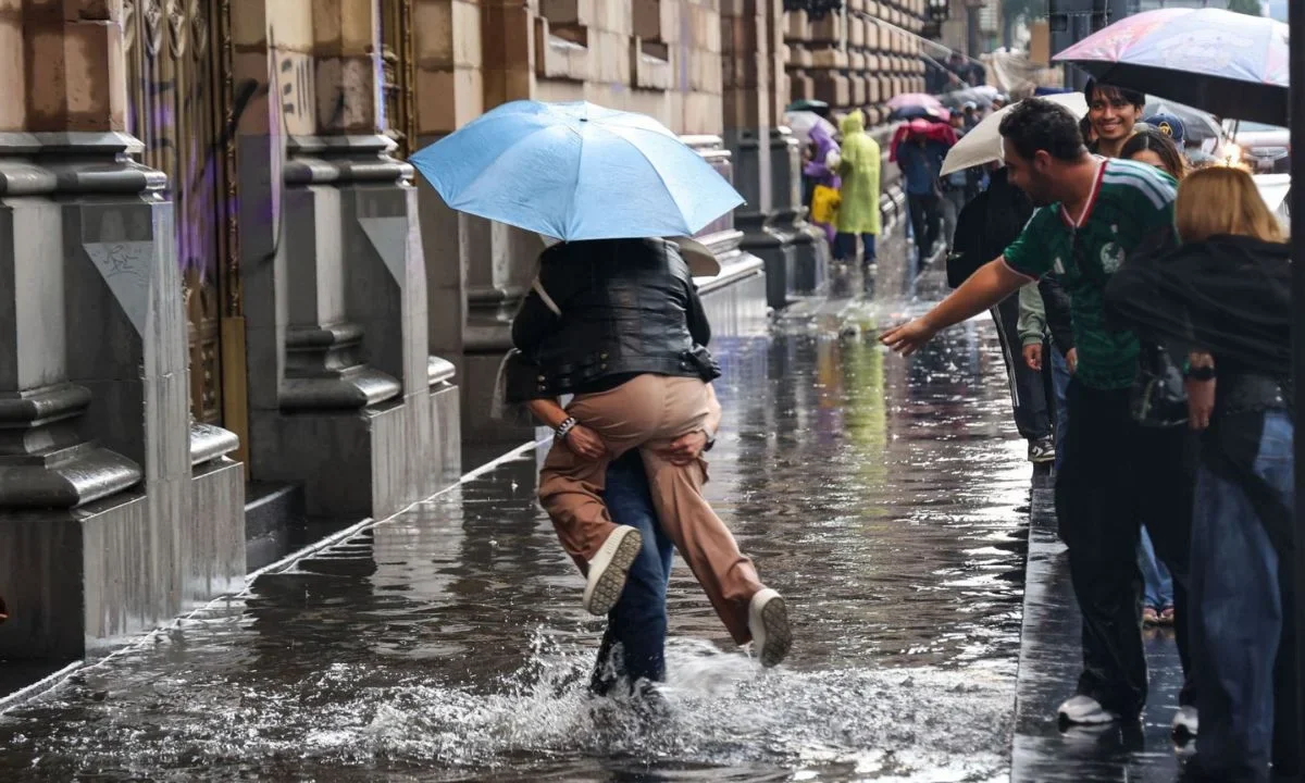 La SGIRPC activó alerta amarilla y naranja por lluvia en todas las alcaldías de CDMX donde ya se presentaron caída de árboles e inundaciones.