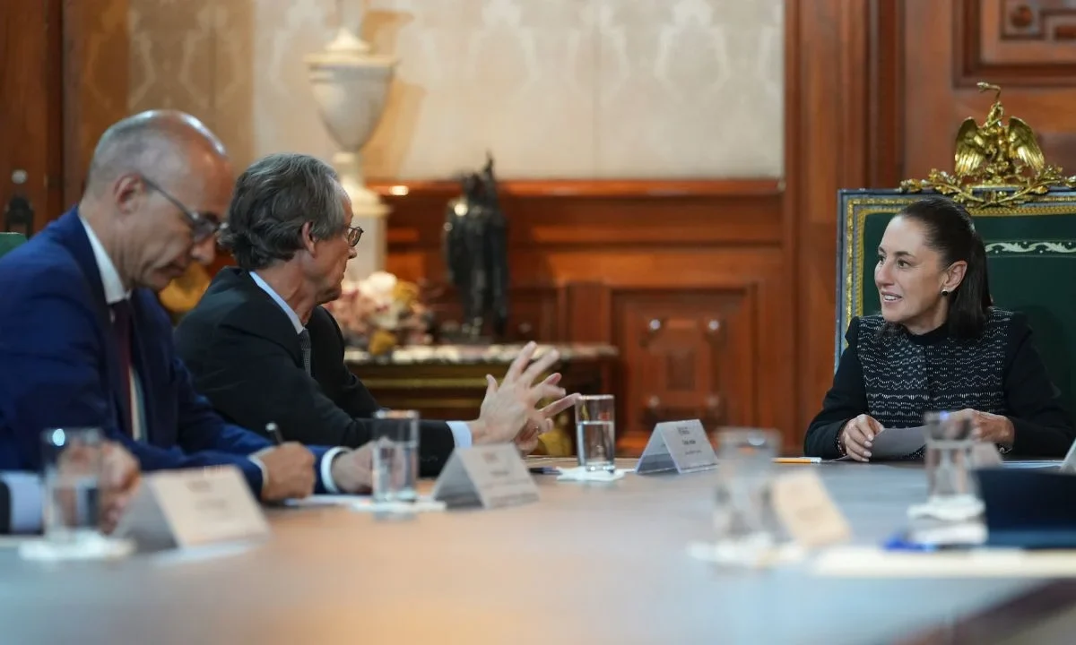 La presidenta Claudia Sheinbaum sostuvo esta tarde una reunión con el director ejecutivo de la empresa aeronáutica Safran, Olivier Andriès.