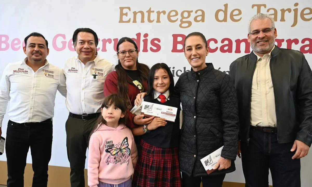 Sheinbaum afirmó que Michoacán es una de las entidades del país que cuenta con un sistema universal de becas para estudiantes, desde educación primaria hasta el nivel universitario
