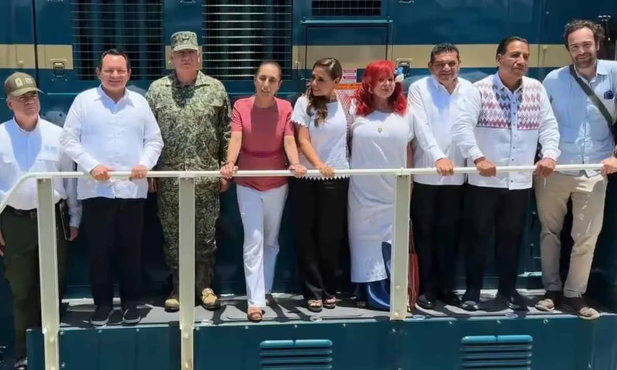 Claudia Sheinbaum supervisa llegada de unidades del Tren Maya de carga.