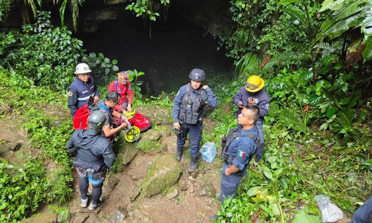 Ocho grupos especializados mantienen la búsqueda en la gruta Chichicazapan, en Cuetzalan, bajo condiciones climáticas adversas.