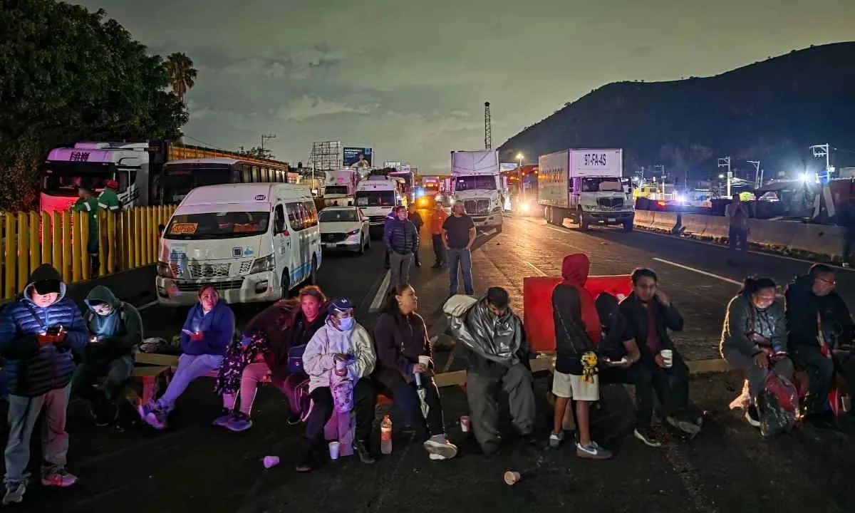 Suman 5 horas de bloqueo en la México-Puebla; hay afectación vial.