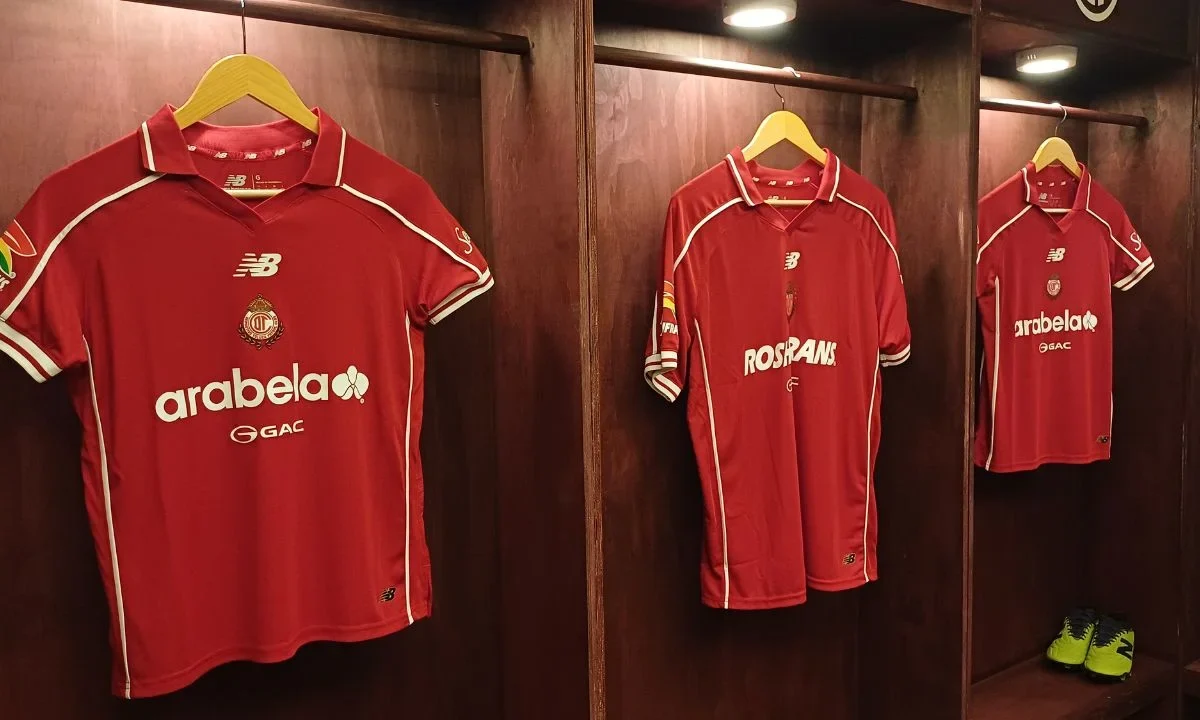 Los diablos rojos del Toluca presentaron su nueva playera como local para la temporada 2026-2027 en el futbol mexicano.