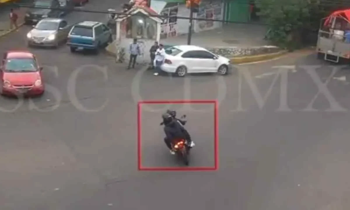 Tras persecución, policías de la CDMX detienen a dos implicados en asalto a automovilista en la Álvaro Obregón.