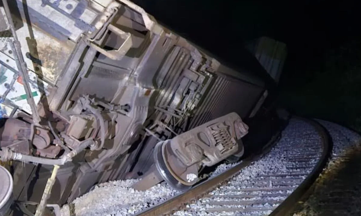 Un convoy de carga del Tren Interoceánico salió de las vías en la zona donde murieron 14 pasajeros, en Oaxaca, y volvió a descarrilar.