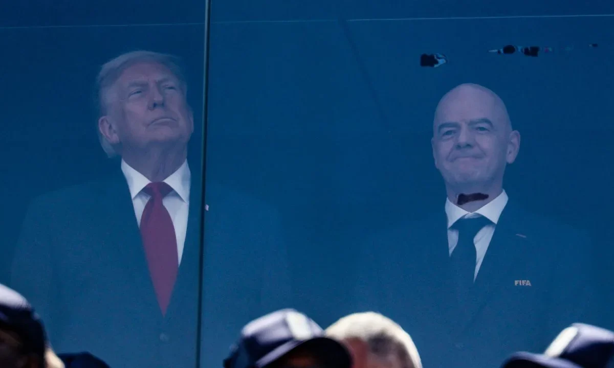 El presidente Donald Trump palpó la Copa FIFA del Mundial 2026 desde el palco que comparte con Gianni Infantino, Sheinbaum y Carney.
