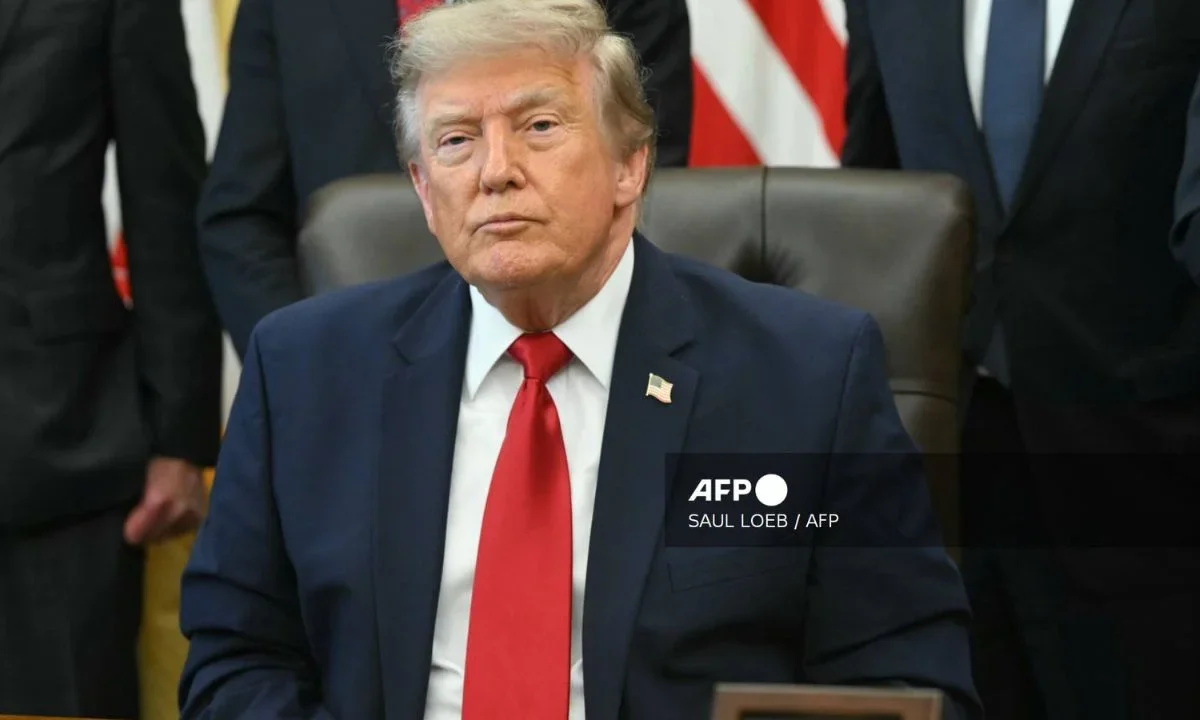 Trump insiste, como ya hizo sin éxito tras su derrota electoral en 2020, que las elecciones legislativas o presidenciales, organizadas por los Estados, son corruptas
