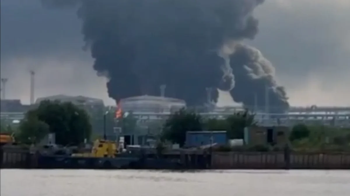 Decenas de drones ucranianos atacaron San Petersburgo, en Rusia; las autoridades reportaron el impacto en una terminal petrolera